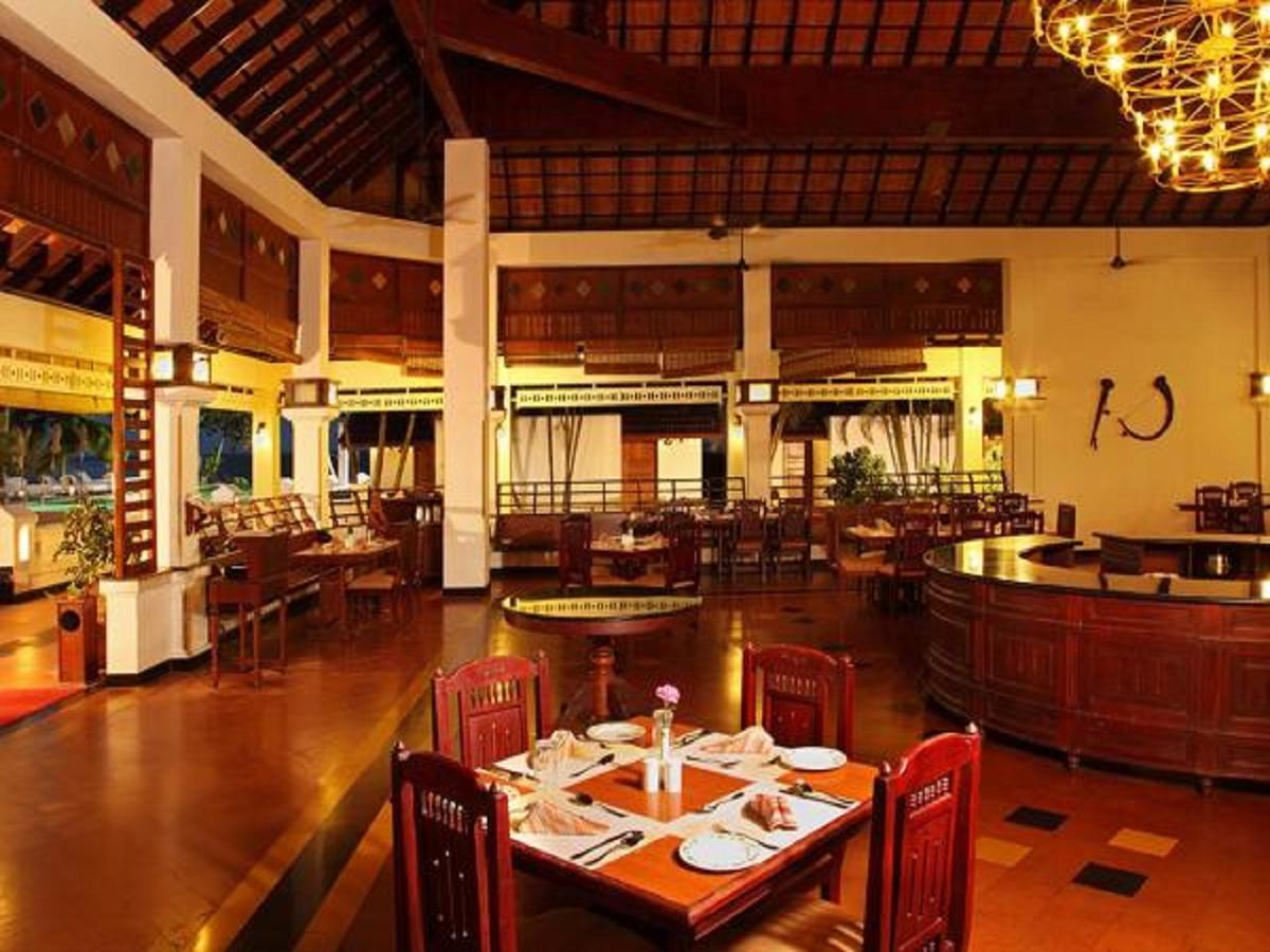 Abad Whispering Palms Hotel Кумараком Екстериор снимка