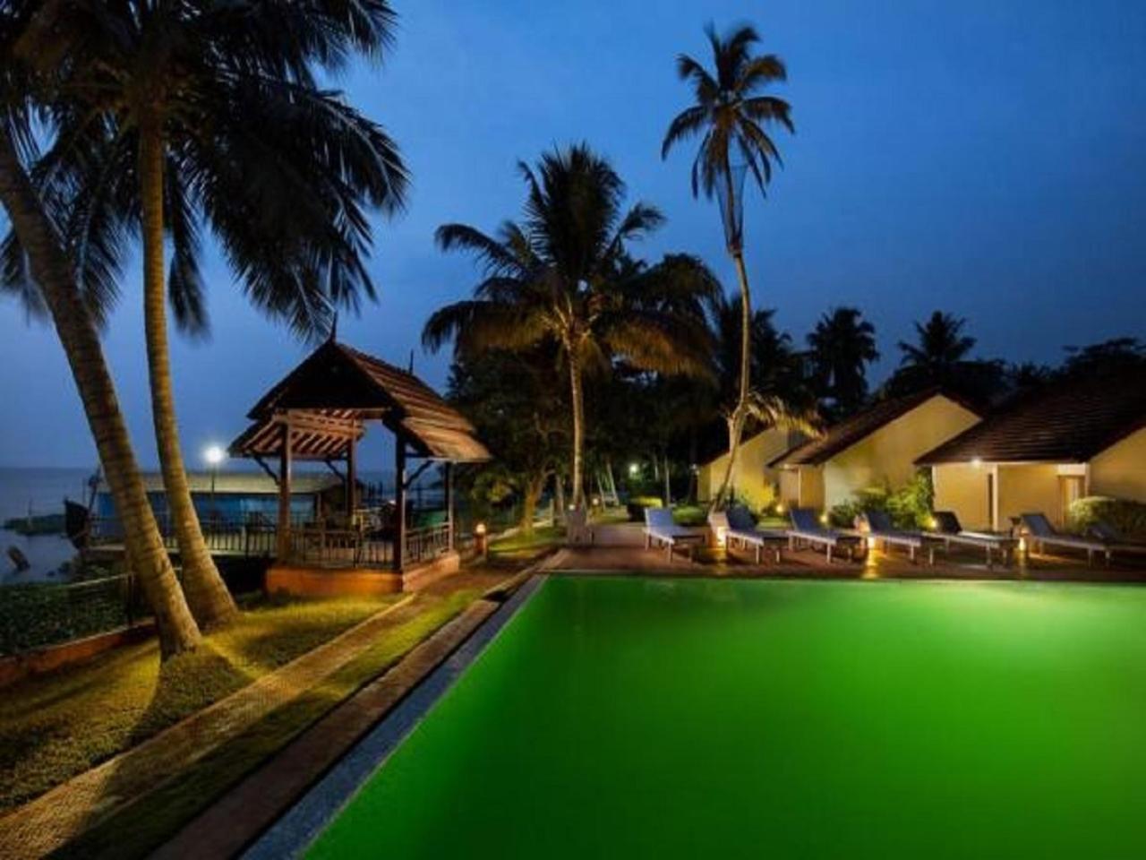 Abad Whispering Palms Hotel Кумараком Екстериор снимка