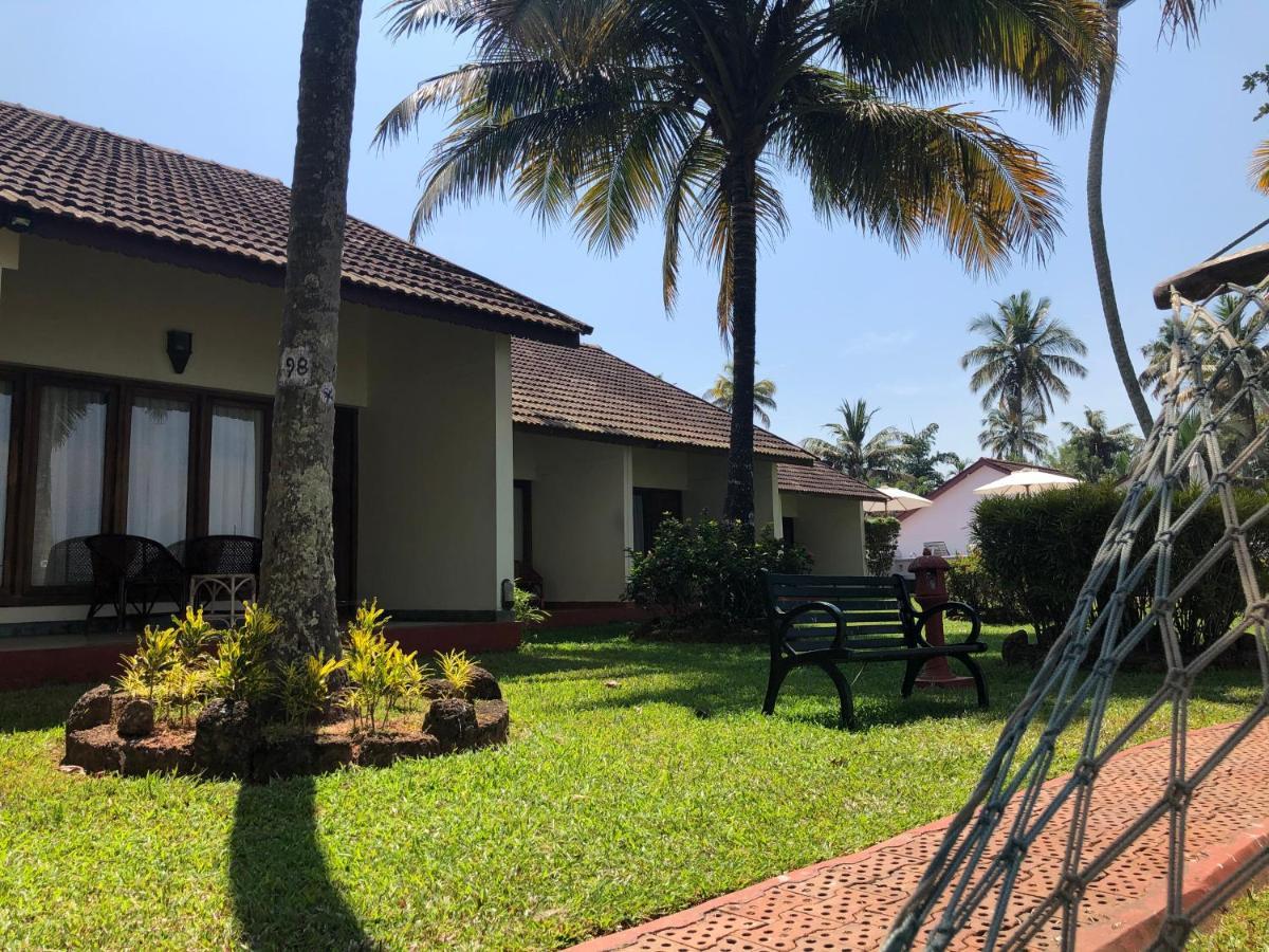Abad Whispering Palms Hotel Кумараком Екстериор снимка