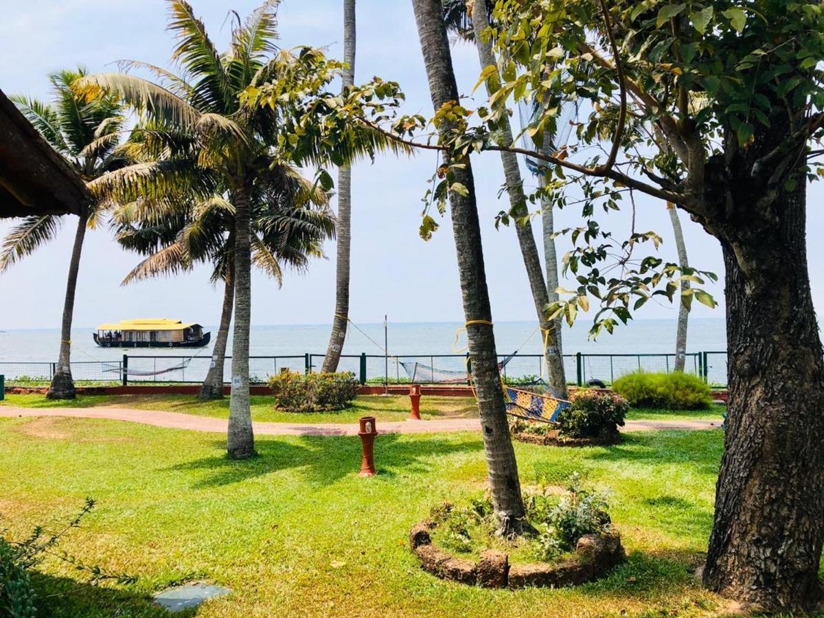 Abad Whispering Palms Hotel Кумараком Екстериор снимка